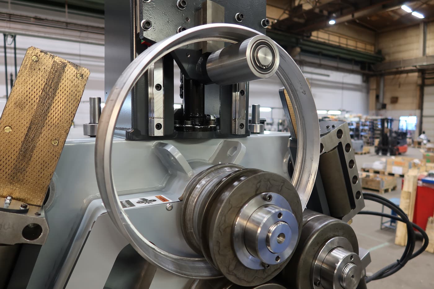 Close-up of a closed shroud ring bent from an extruded aluminium profile, showing a consistent radius and stable cross section produced by the SweBend SB4 65S. Close-up of a closed shroud ring bent from an extruded aluminium profile, showing a consistent radius and stable cross section produced by the SweBend SB4 65S.