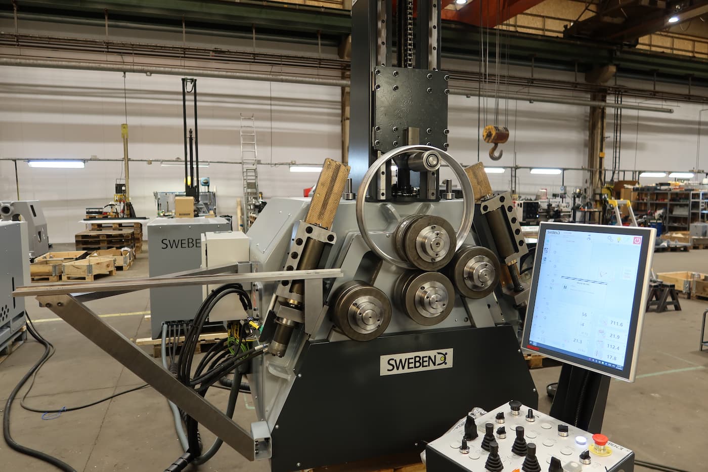 Overview of the SweBend SB4 65S section bending machine bending aluminium profiles into a consistent circular shape. Overview of the SweBend SB4 65S section bending machine bending aluminium profiles into a consistent circular shape.